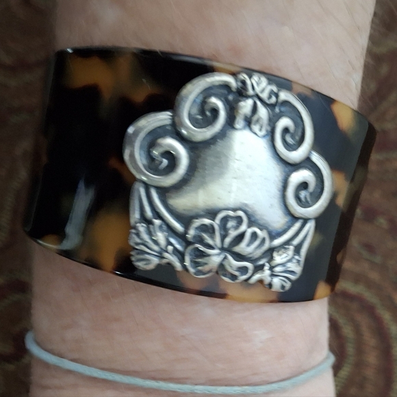 New Vintage Faux Tortoise Shell with Silver Ornament Cuff Bracelet. - Picture 4 of 14